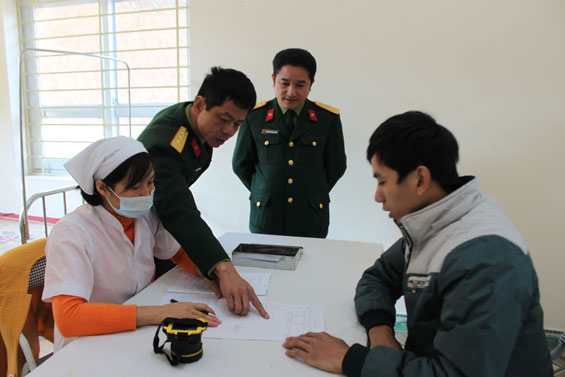 Cách trốn nghĩa vụ quận sự? 2 gia benh de tron kham suc khoe