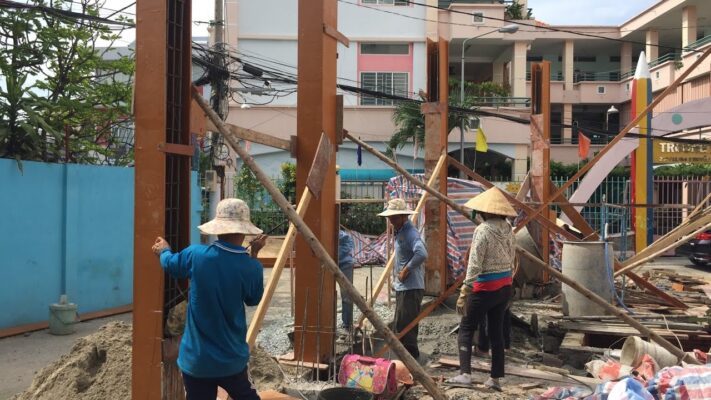 khoang cach giua cac cot nha