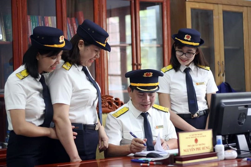 trang phuc nganh thue moi nhat 2